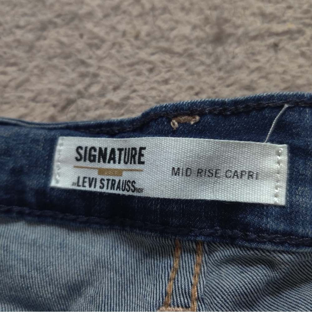 Signature by Levi Strauss Blue Mid Rise Capri Cropped Jeans Size 33 Cuffed - Picture 3 of 9